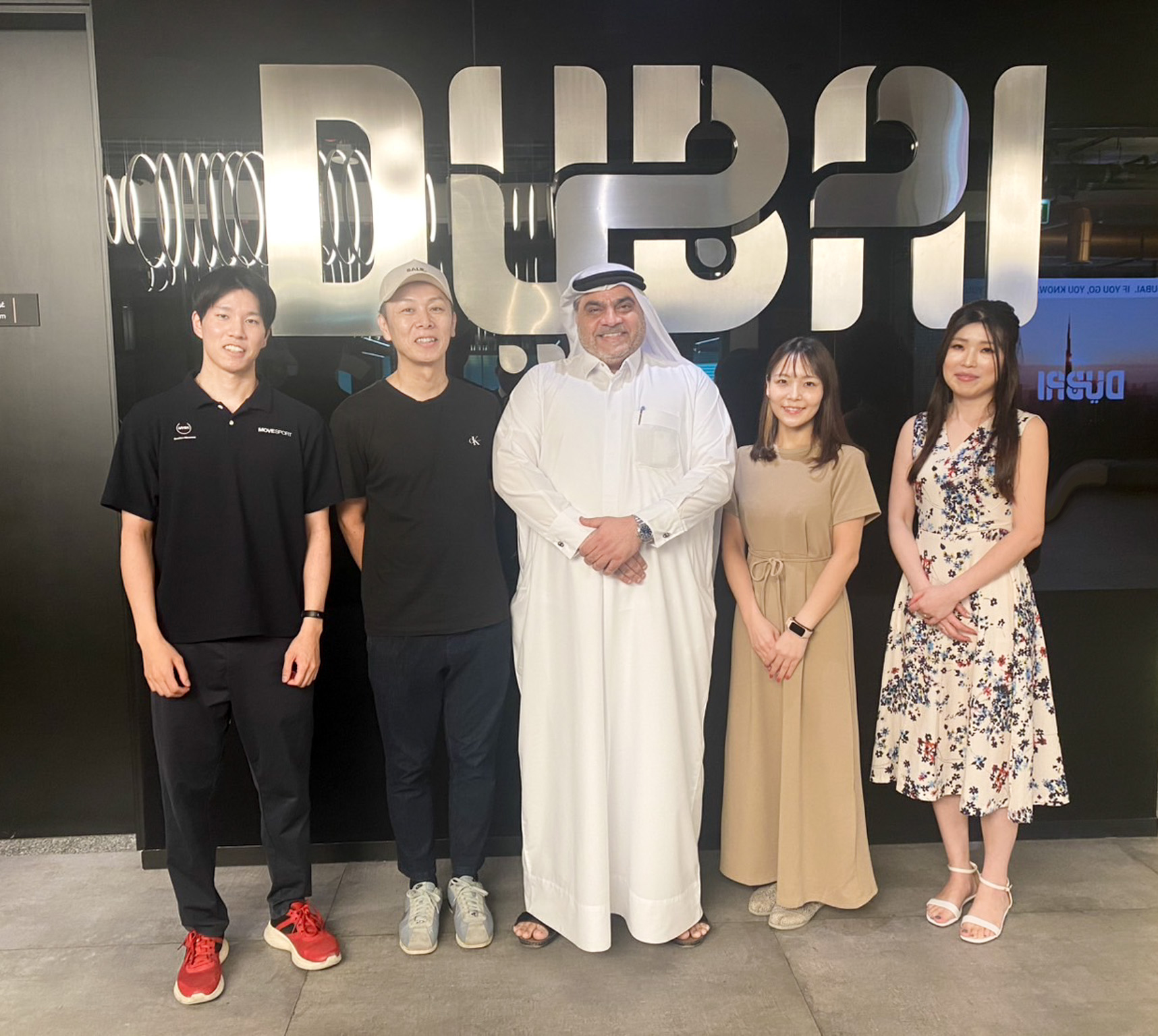 ドバイ政府でプレゼンを行う日本人ビジネスマンとアラブ人関係者のイラスト